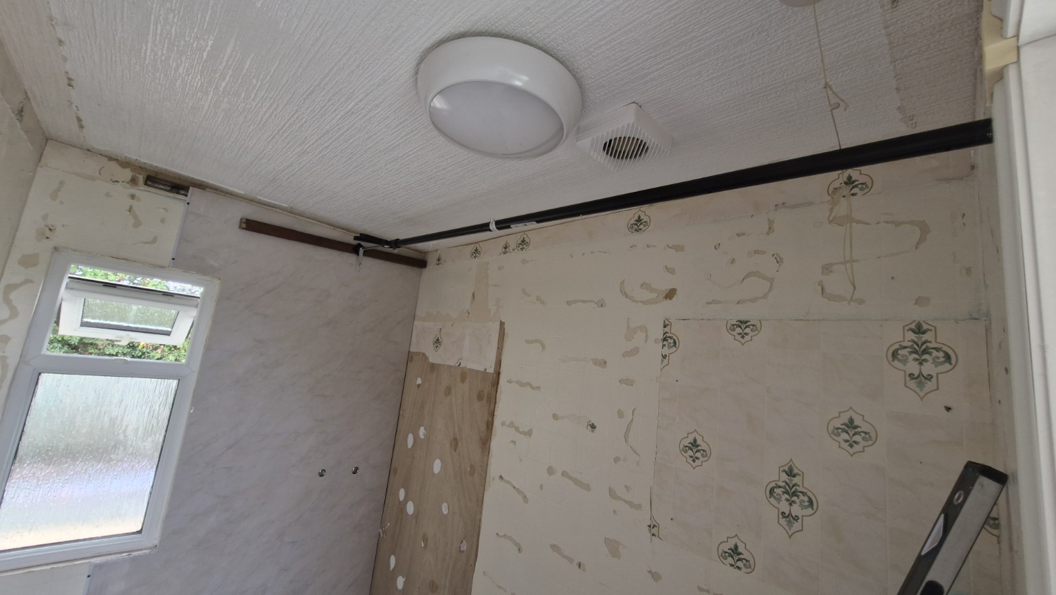 Original wall covering and fittings
